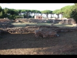 02137 ostia - regio ii - insula viii - quattro tempietti (ii,viii,2) - gesehen von der decumanus maximus - 2013.jpg